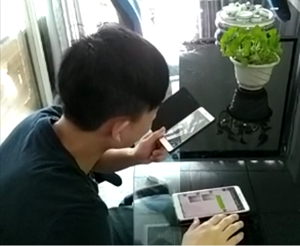 科頤辦公工程師在用視頻教客戶處理問(wèn)題，客戶在師傅的指導(dǎo)下自己動(dòng)手查檢配件