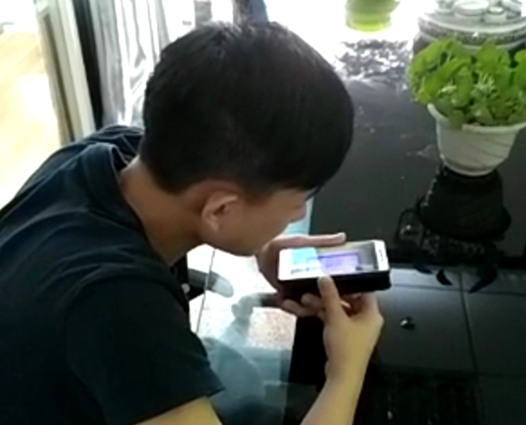 科頤辦公工程師在用視頻教客戶處理問(wèn)題，客戶在師傅的指導(dǎo)下測(cè)試處理完的效果